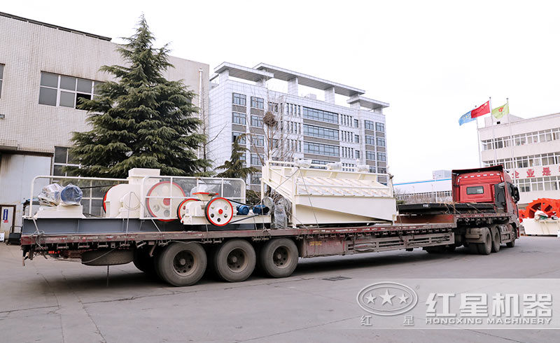 又一對輥制砂機裝車發(fā)貨中