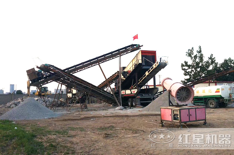 移動式粉石子機(jī)正在進(jìn)行作業(yè)