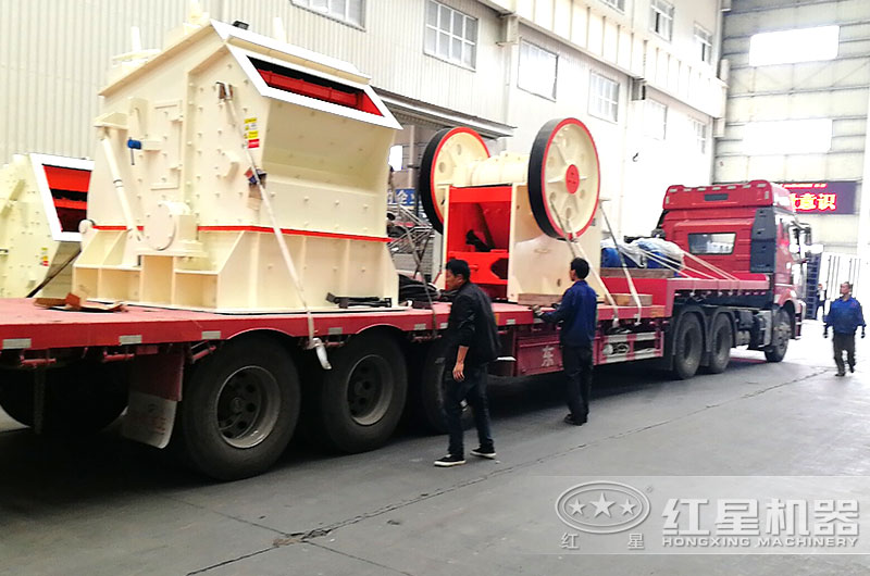 反擊式碎石機(jī)整套設(shè)備裝車，廠家直接發(fā)往用戶現(xiàn)場