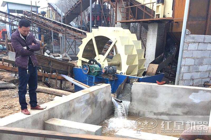 水洗沙機(jī)旁建造沉淀池，實(shí)現(xiàn)水資源循環(huán)利用