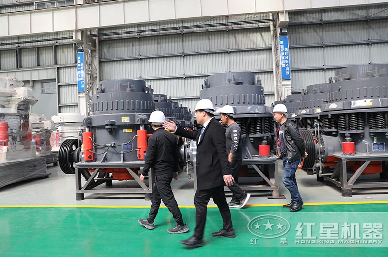 客戶到廠參觀2200圓錐破碎機(jī)